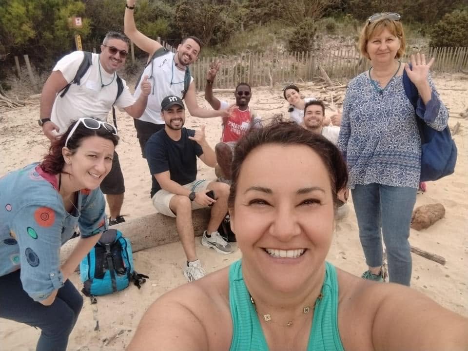 Friendly social moment between Provence tour participants